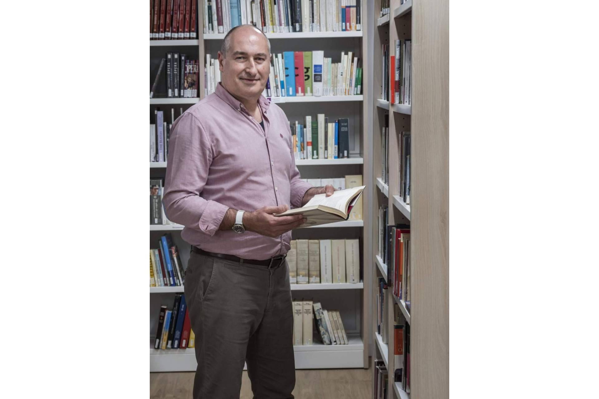 La guinda del pastel para una empresa que celebre su centenario es un libro escrito por Toni Traveria