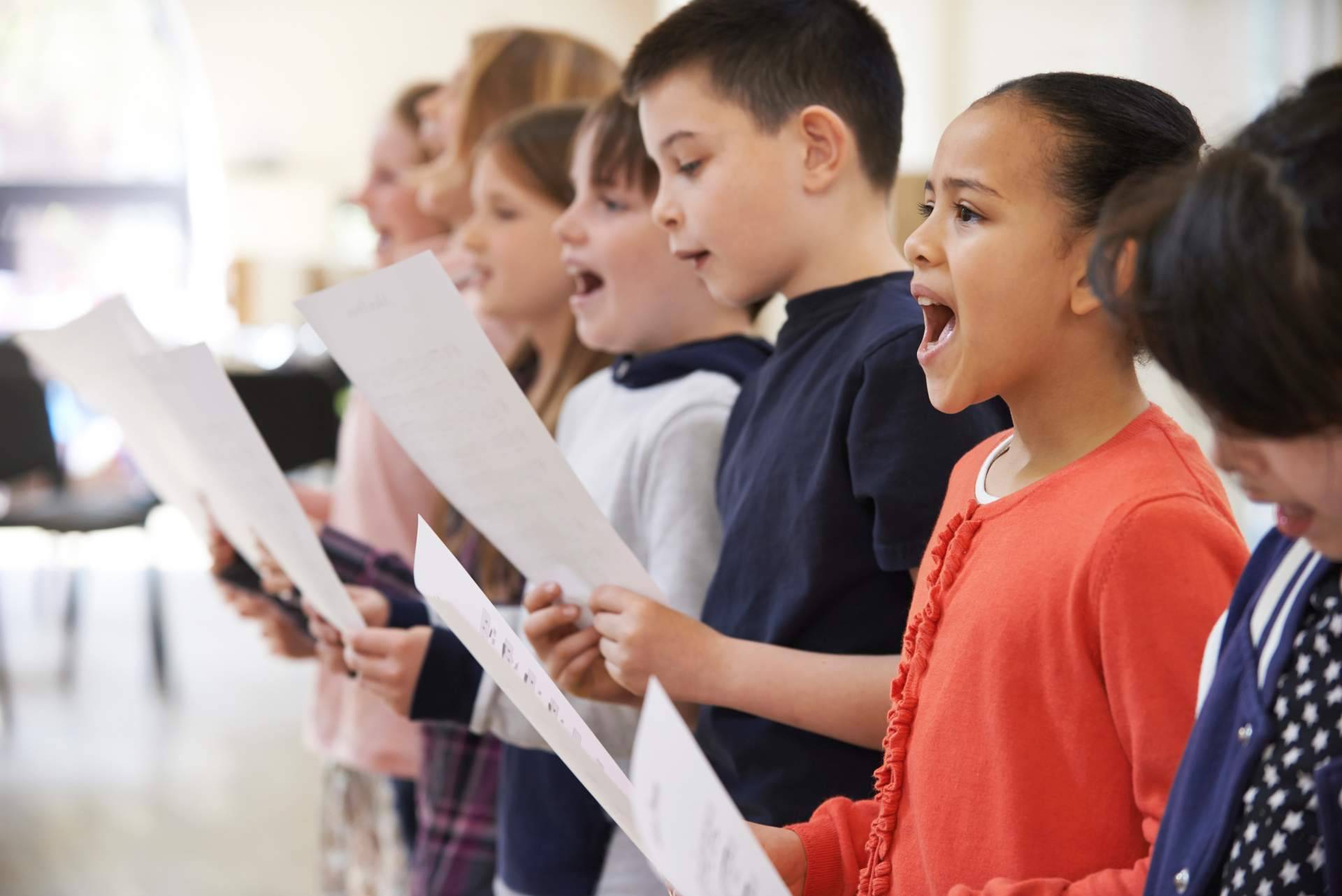 El programa de coro que pone a disposición la Escuela de Música La Clave fomenta la actividad social entre los alumnos