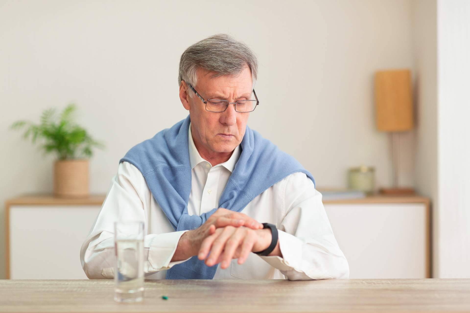 Para personas con Alzheimer o demencia, Tracmi ofrece su reloj localizador