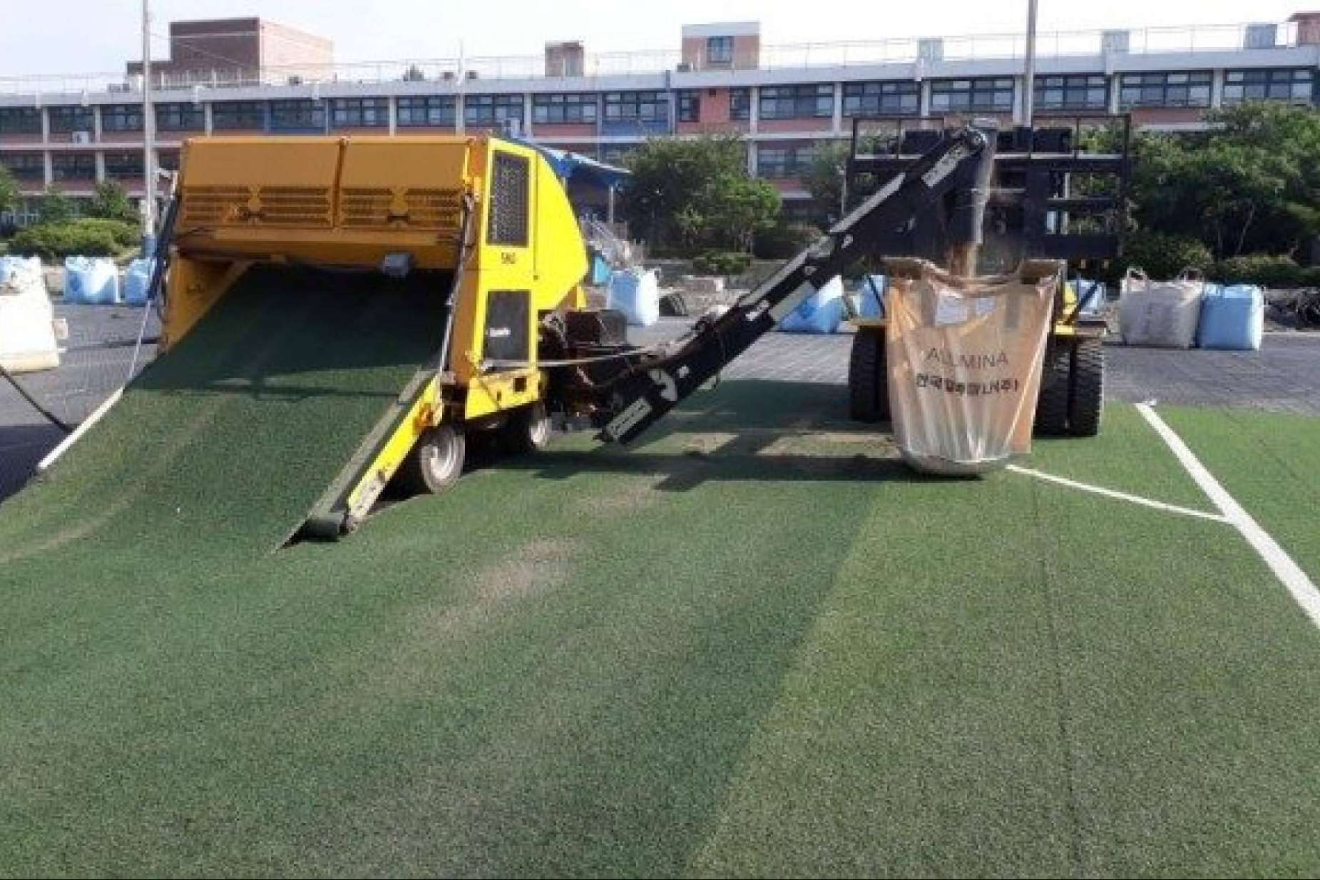 Una tendencia de mercado en alza para la instalación de jardines, residenciales y actividades de ocio es el césped reciclado de fútbol