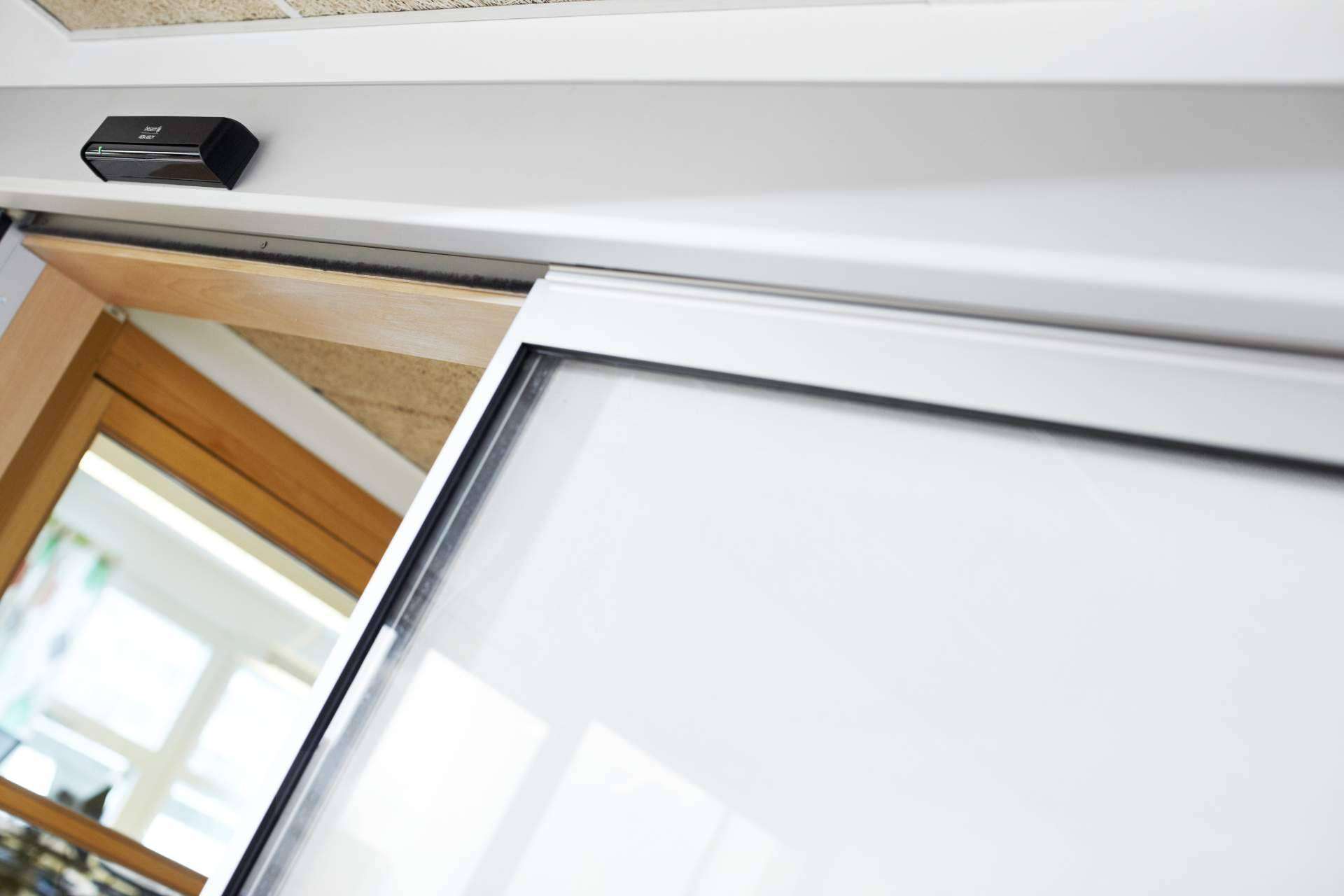 Automatización, mantenimiento y modernización de puertas en edificios para un mayor ahorro energético, con ASSA ABLOY