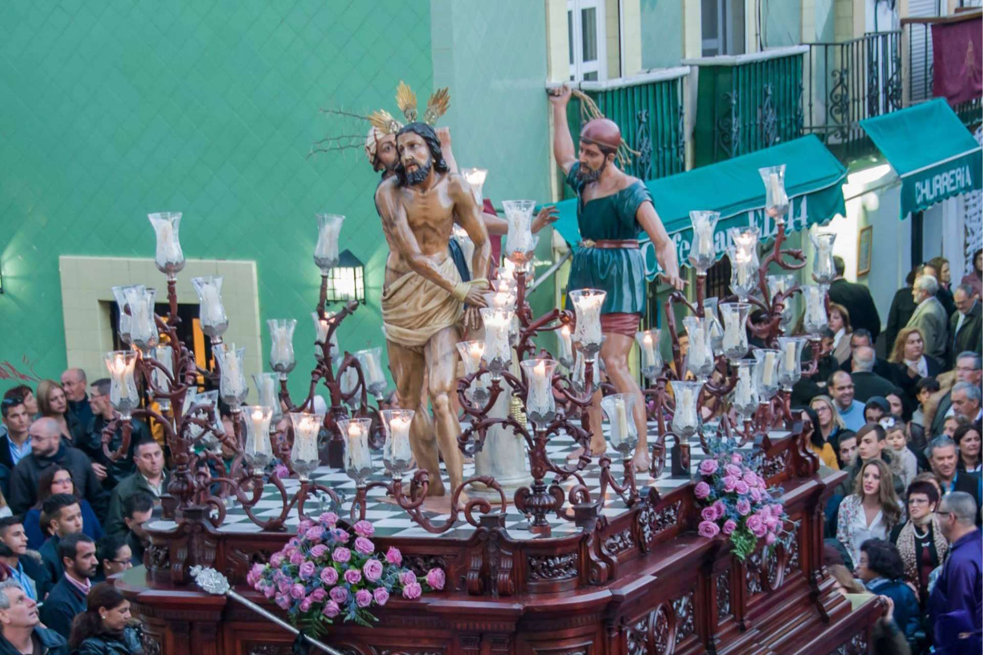 Explorar la Semana Santa de España con Carrera Oficial, una red social para los cofrades