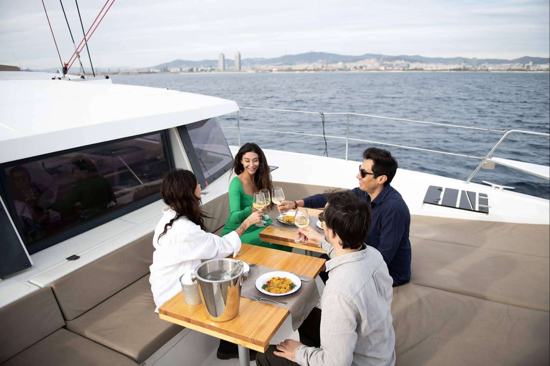 Disfrutar de la comida española más popular a bordo de un barco en la costa de Barcelona, de la mano de Sondevela