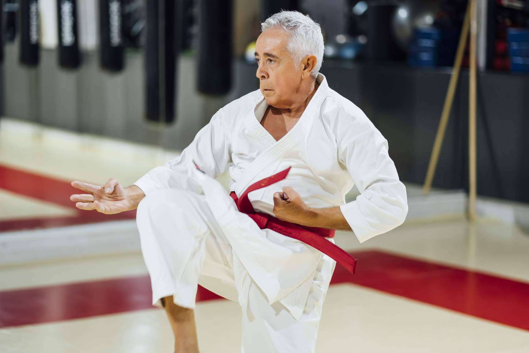 Practicar artes marciales en Mabuni, gimnasio con piscina, un referente del karate en Madrid