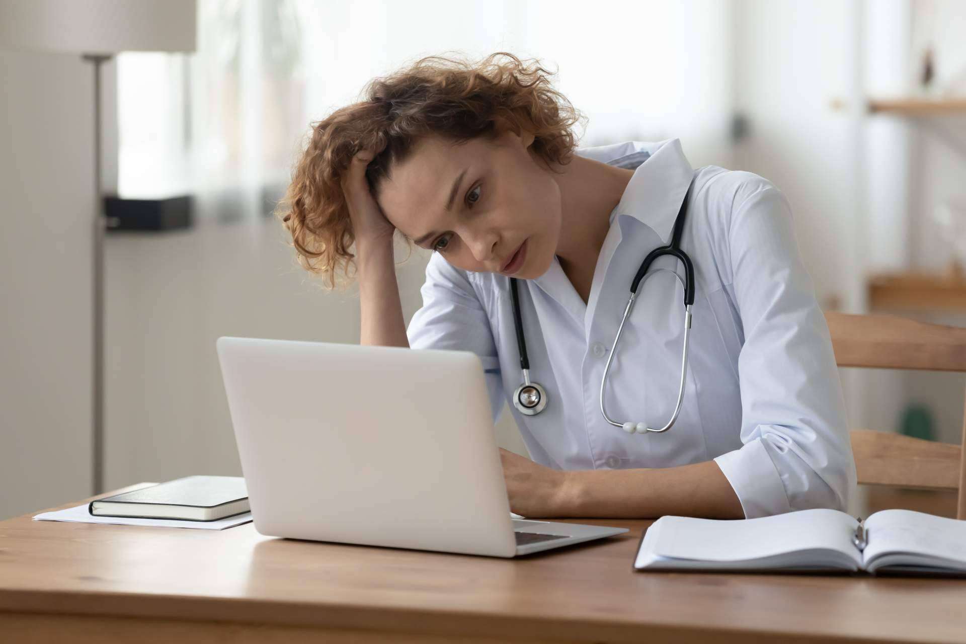 Aquellos que necesitan un terapeuta o profesional de la salud online pueden acceder al servicio eeMindful