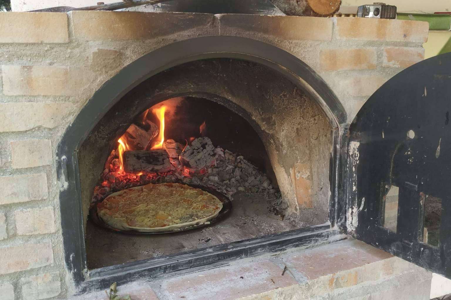 Los beneficios de cocinar en hornos de leña