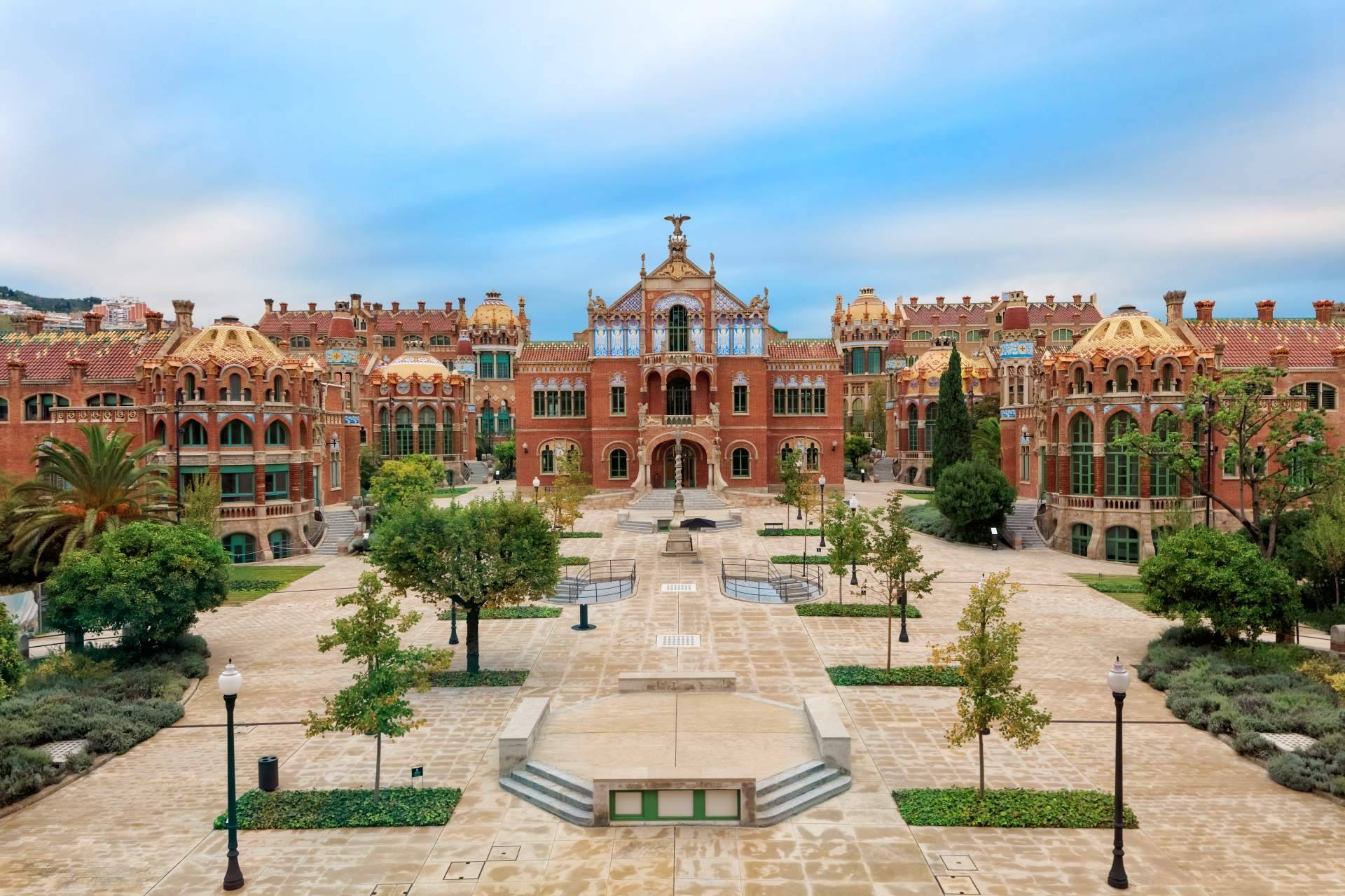 Descubrir uno de los mejores tesoros del Modernismo catalán, el Hospital de Sant Pau de la mano de este tour guiado