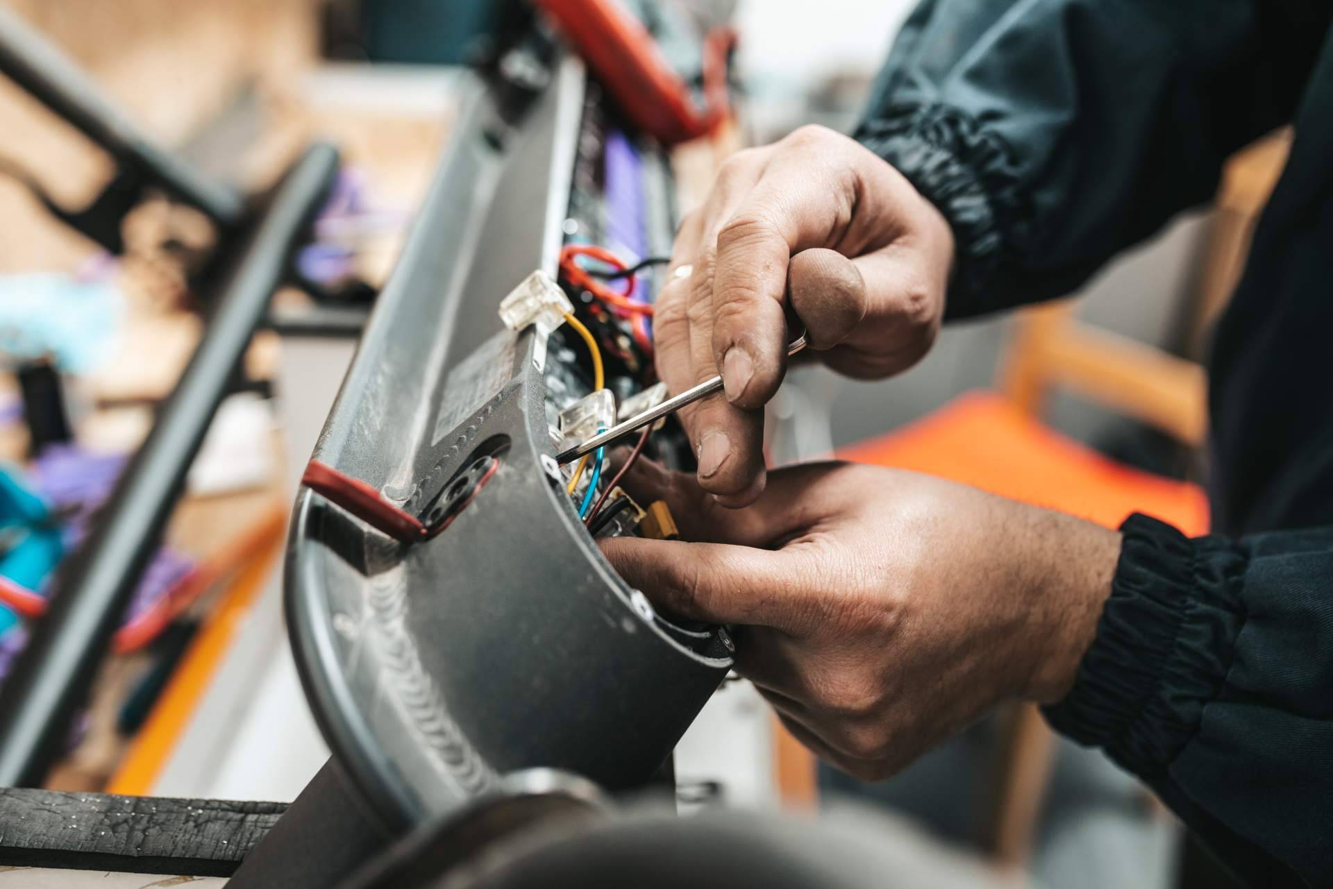 Mundo del Móvil y su equipo de especialistas en reparación de patinetes eléctricos