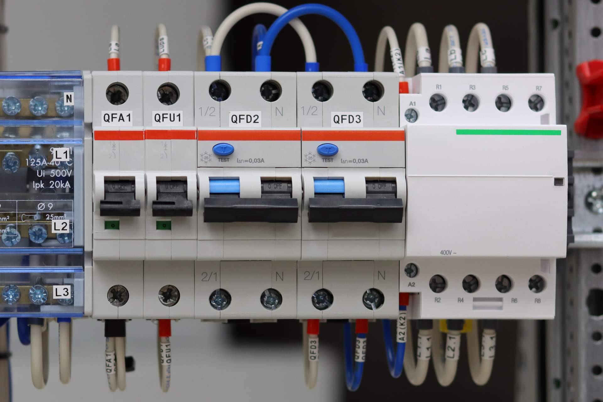 Componentes eléctricos en Swimhome, equipamiento para profesionales de la construcción