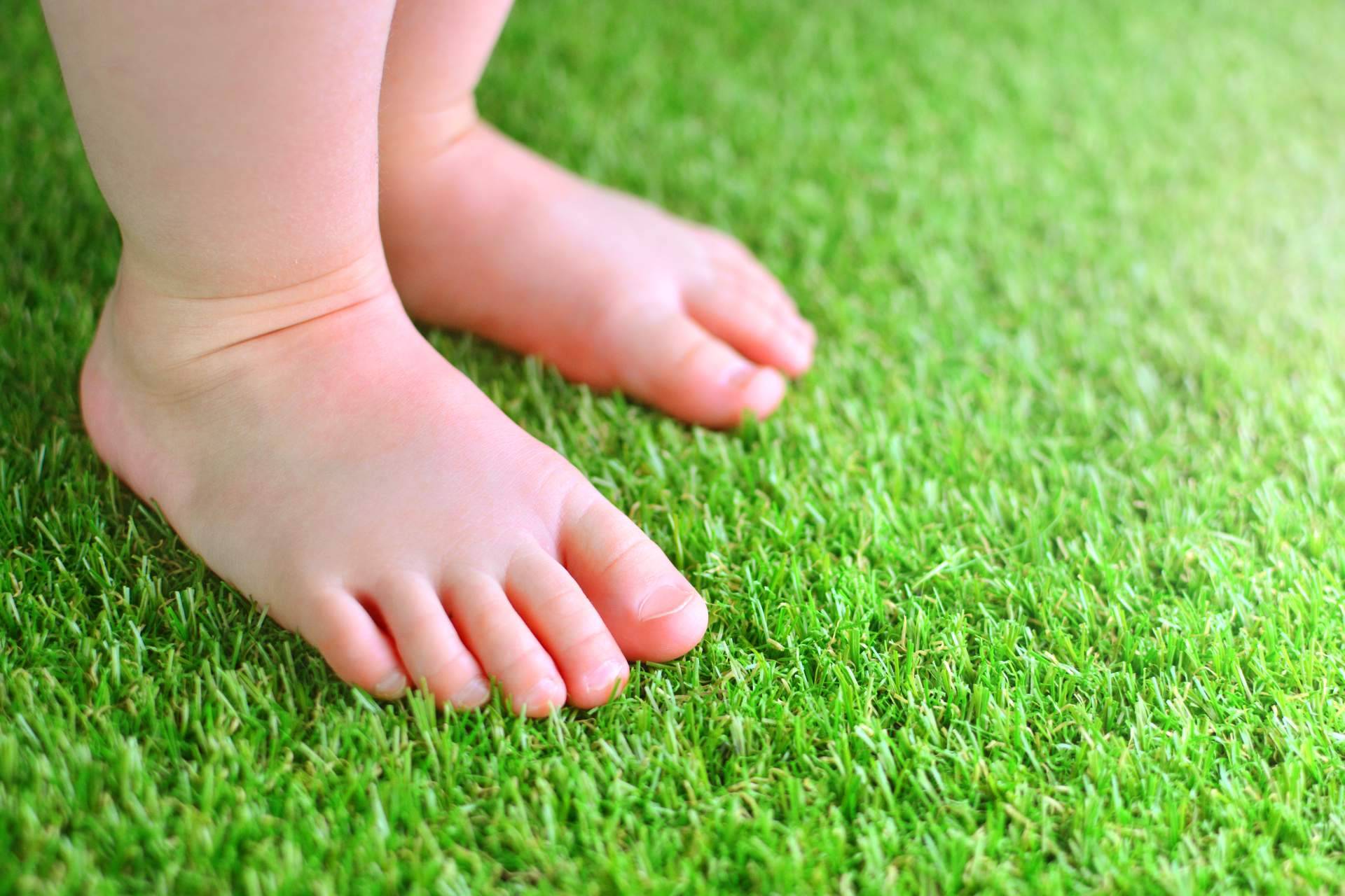 Disfrutar del verano al máximo es posible con el césped artificial para piscinas de JardinVertical.es