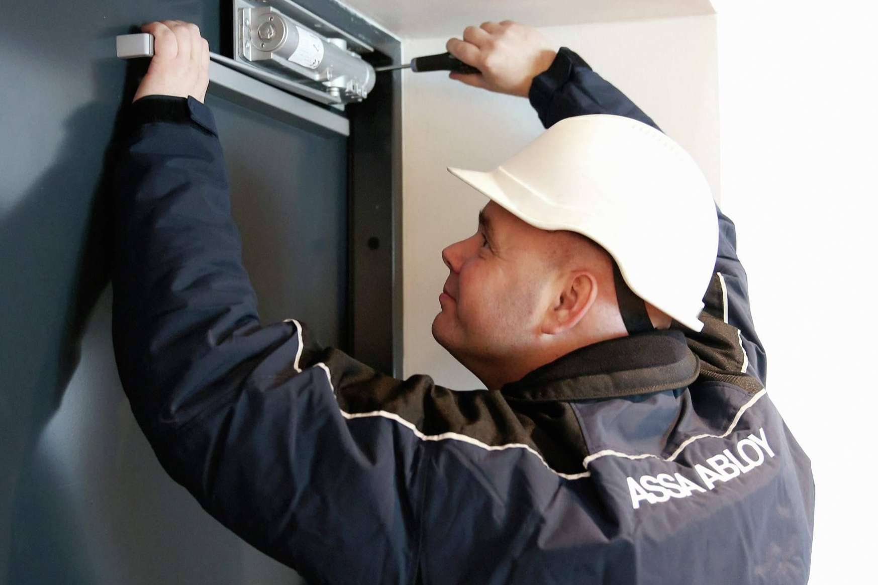 ASSA ABLOY explica las normativas de mantenimiento para las puertas automáticas industriales y peatonales