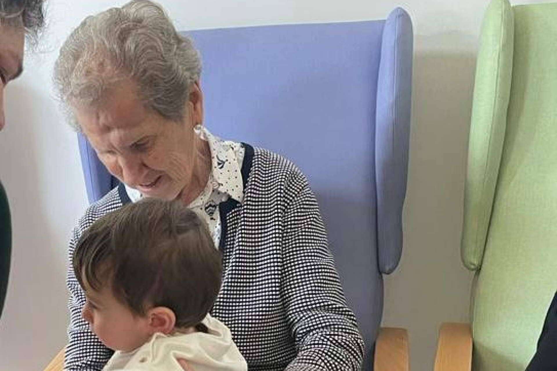 Los beneficios de la interrelación entre los niños y las personas mayores