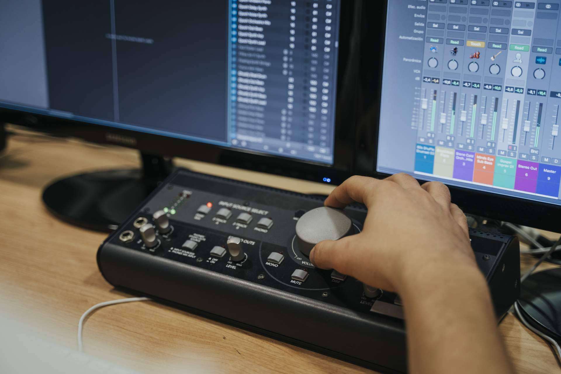 Especializarse en producción musical de la mano de profesores con trayectoria e increíbles instalaciones en Eumes