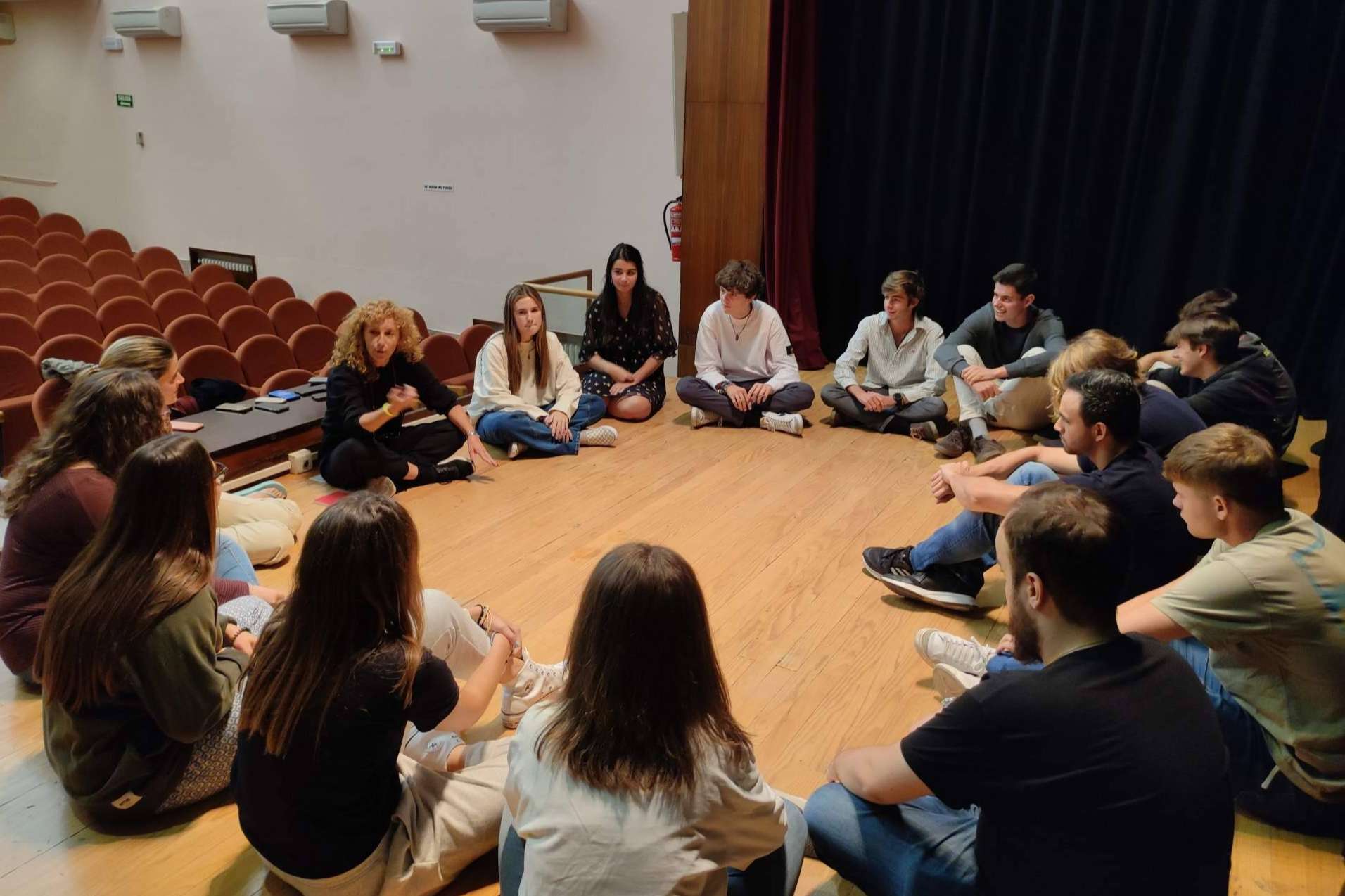 El teatro universitario permite la exploración de temas relevantes y la promoción de la reflexión crítica sobre la sociedad y la cultura