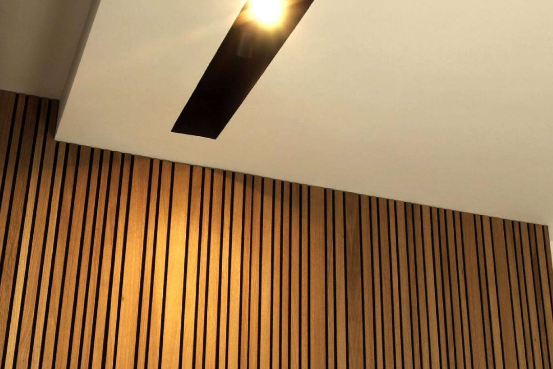 Paneles alistonados de madera y sus propiedades acústicas, con la tienda en línea Acústica Decorativa