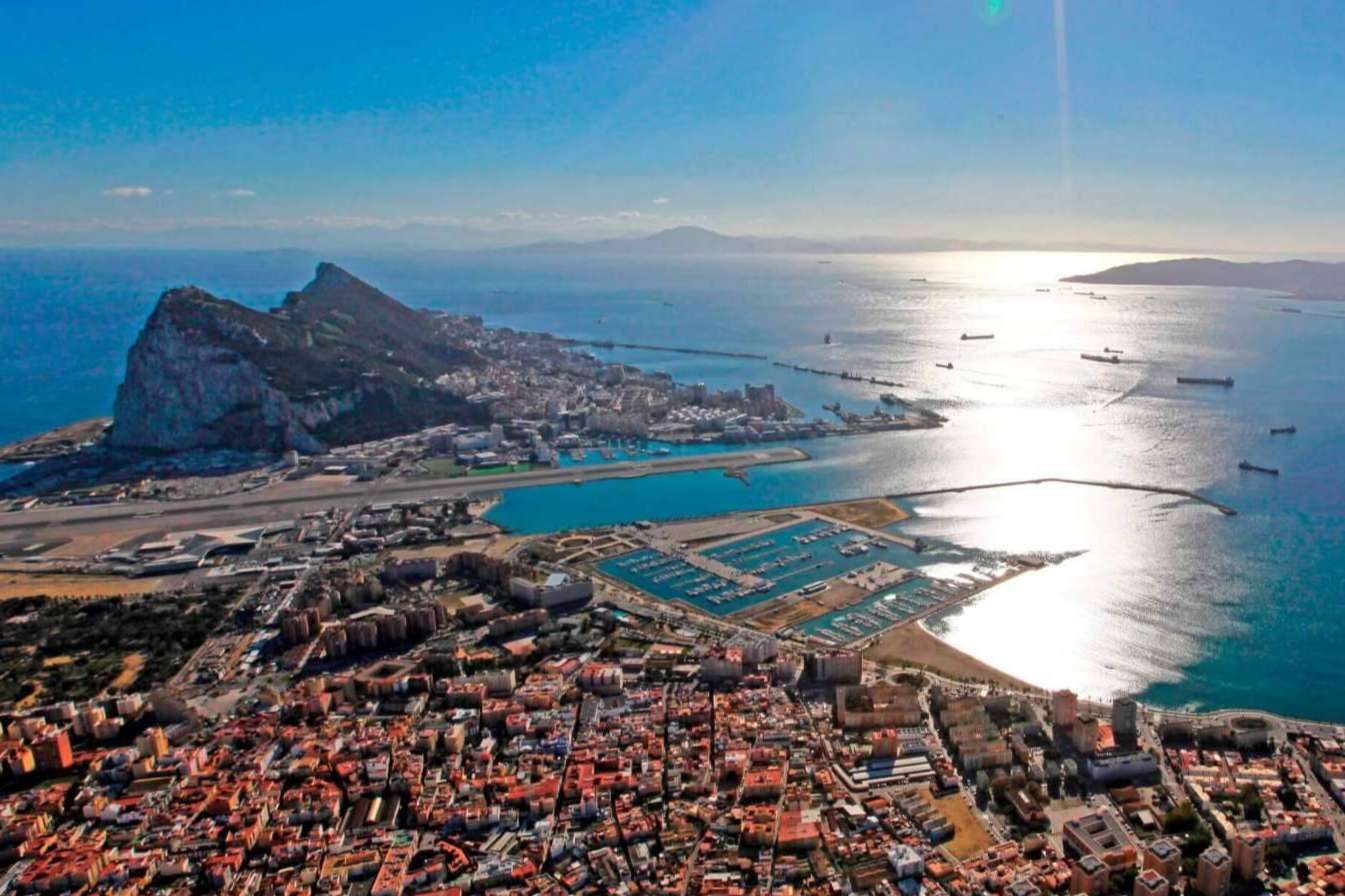 Conocer La Línea de la Concepción alojándose en casas flotantes