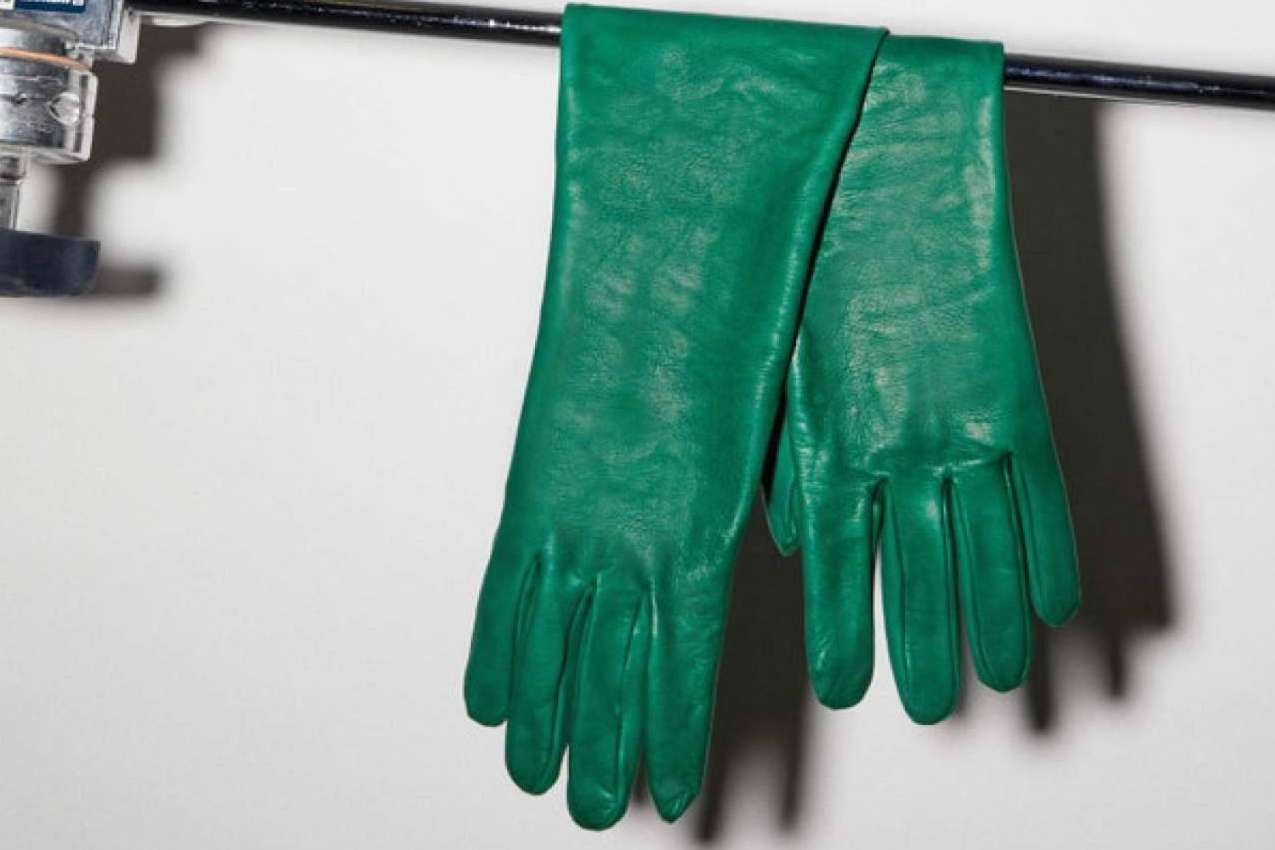 Santacana, el arte de la elegancia en guantes largos para asistir a eventos especiales