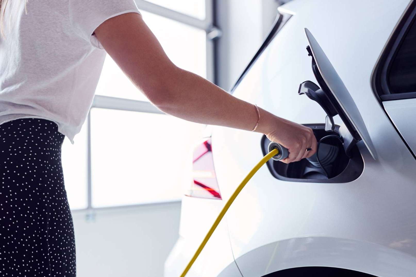 Charge Guru sobre los beneficios de instalar un punto de recarga en casa o en la empresa