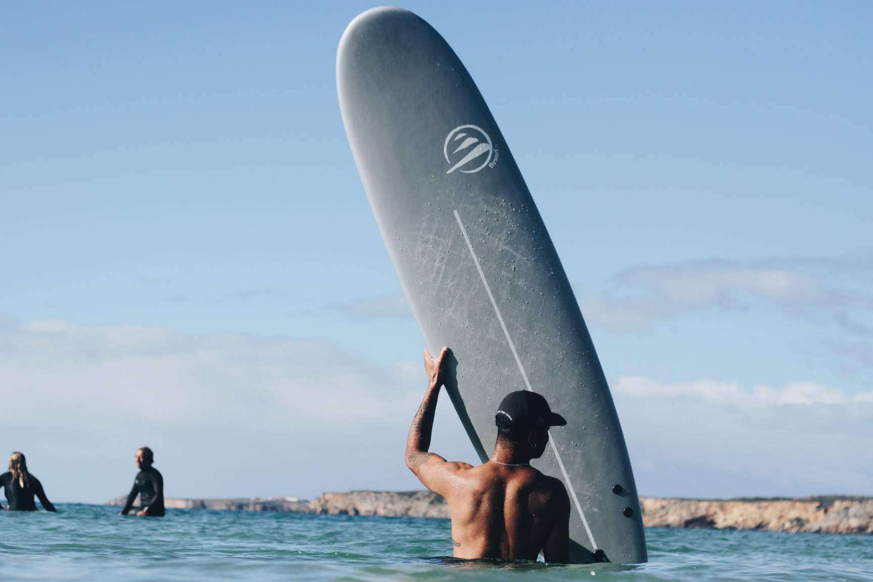 ¿Cómo escoger la tabla de surf adecuada para empezar en el mundo del surf?
