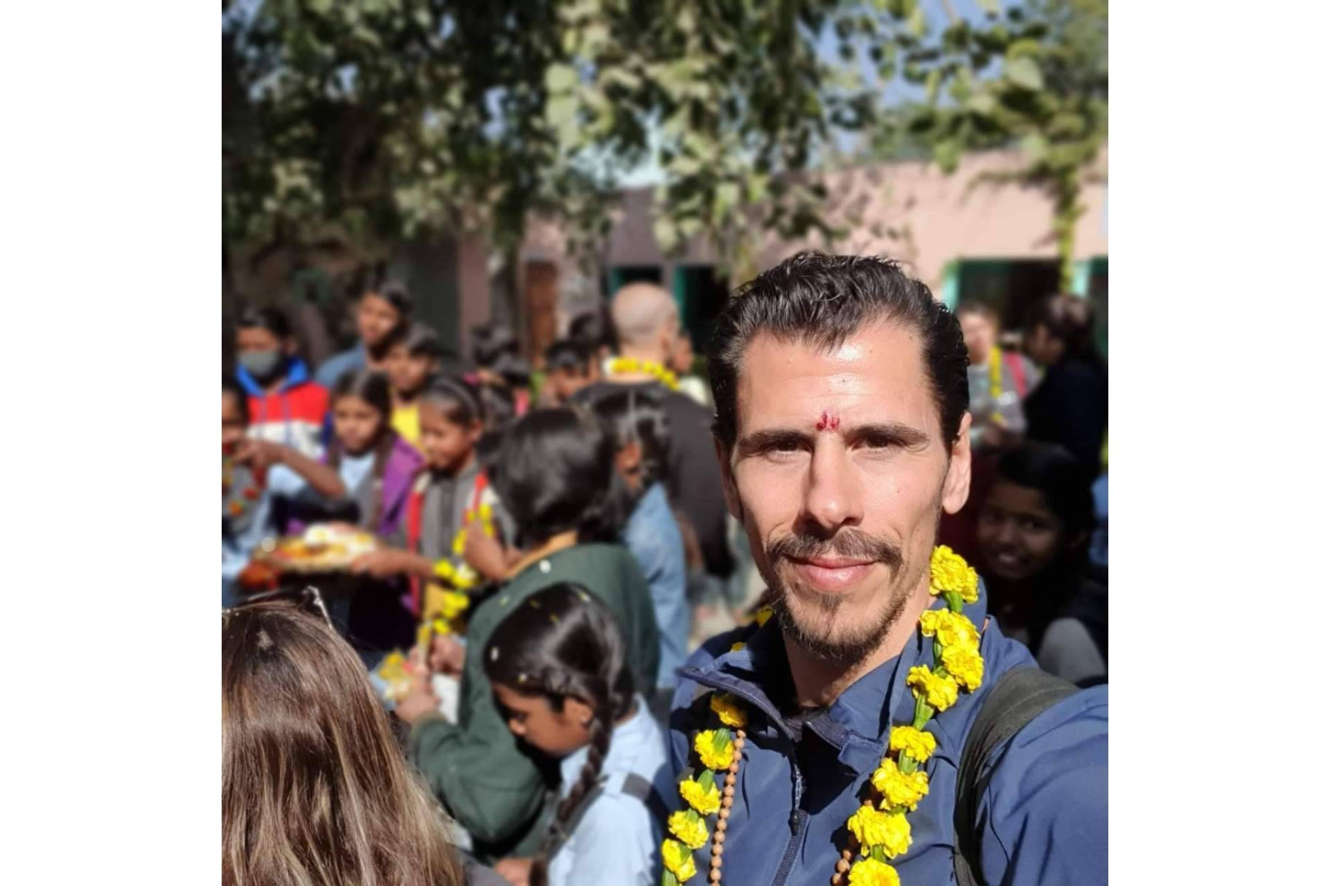 Francisco Javier Gómez Saavedra construye la segunda escuela de Happy Inside en la India, gracias a su libro 'Olas de un mismo océano'