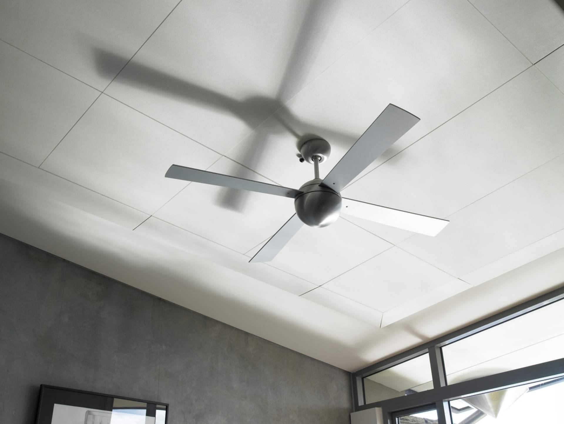Ventiladores de techo, una solución económica para refrescar la casa ante el calor
