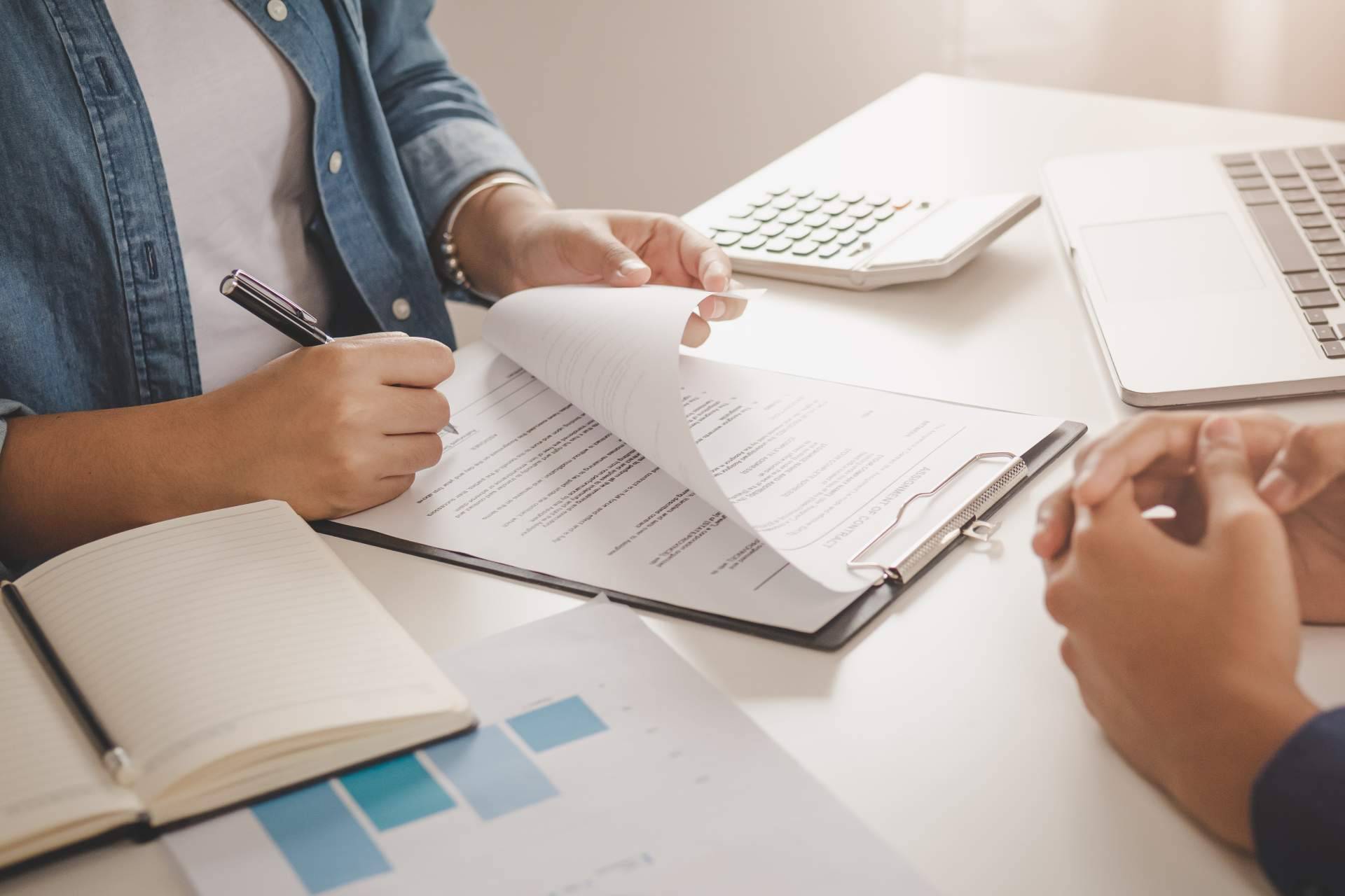 PréstamoSolución explica cómo elegir una empresa de reunificación de deudas con hipoteca