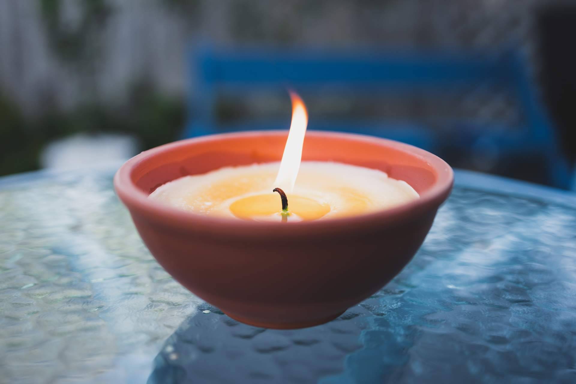 Las principales cualidades de las velas de citronela por Hogar y Más