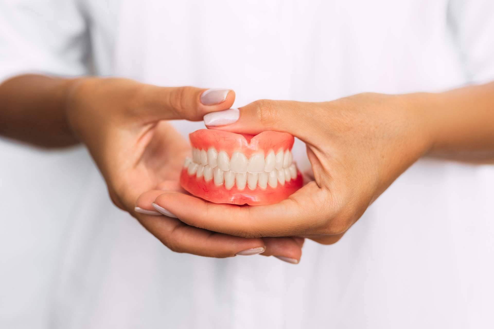 En verano, el aumento en el consumo de azúcares y la falta de cuidado en la higiene oral representan riesgos para la salud bucodental