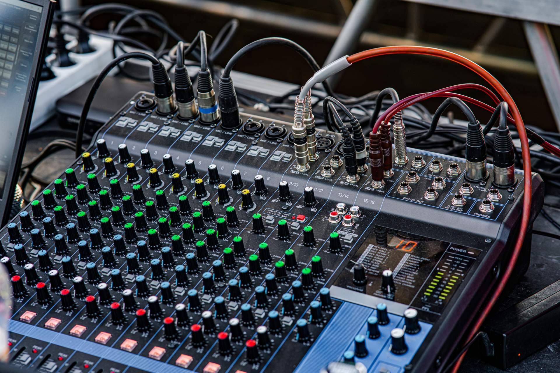 Grabación y mezcla en el estudio de grabación KMC