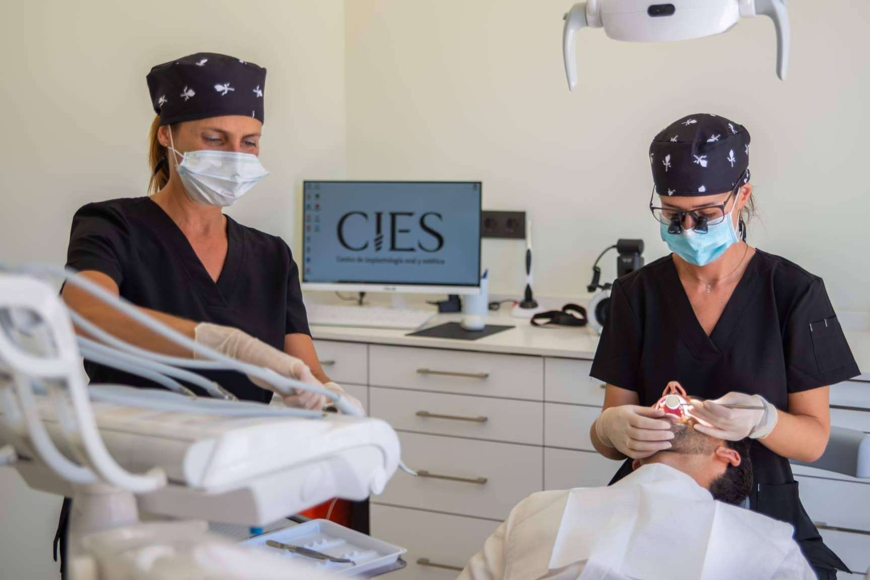 Elegir implantes dentales de calidad es fundamental