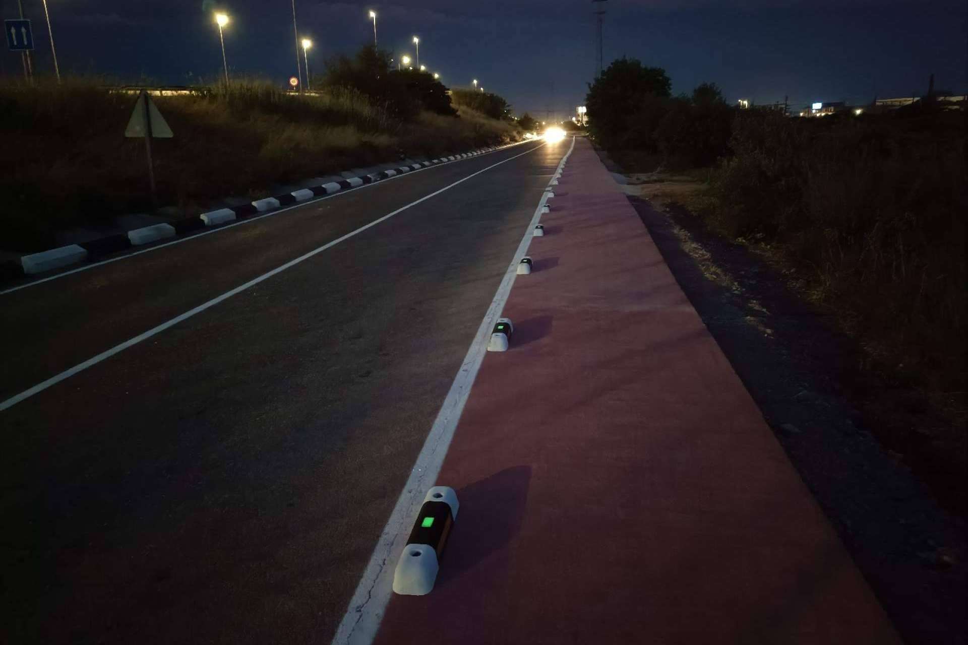 Abadecom suministra e instala el separador de carril bici fotoluminiscente en la ciudad de Masalfasar en Valencia