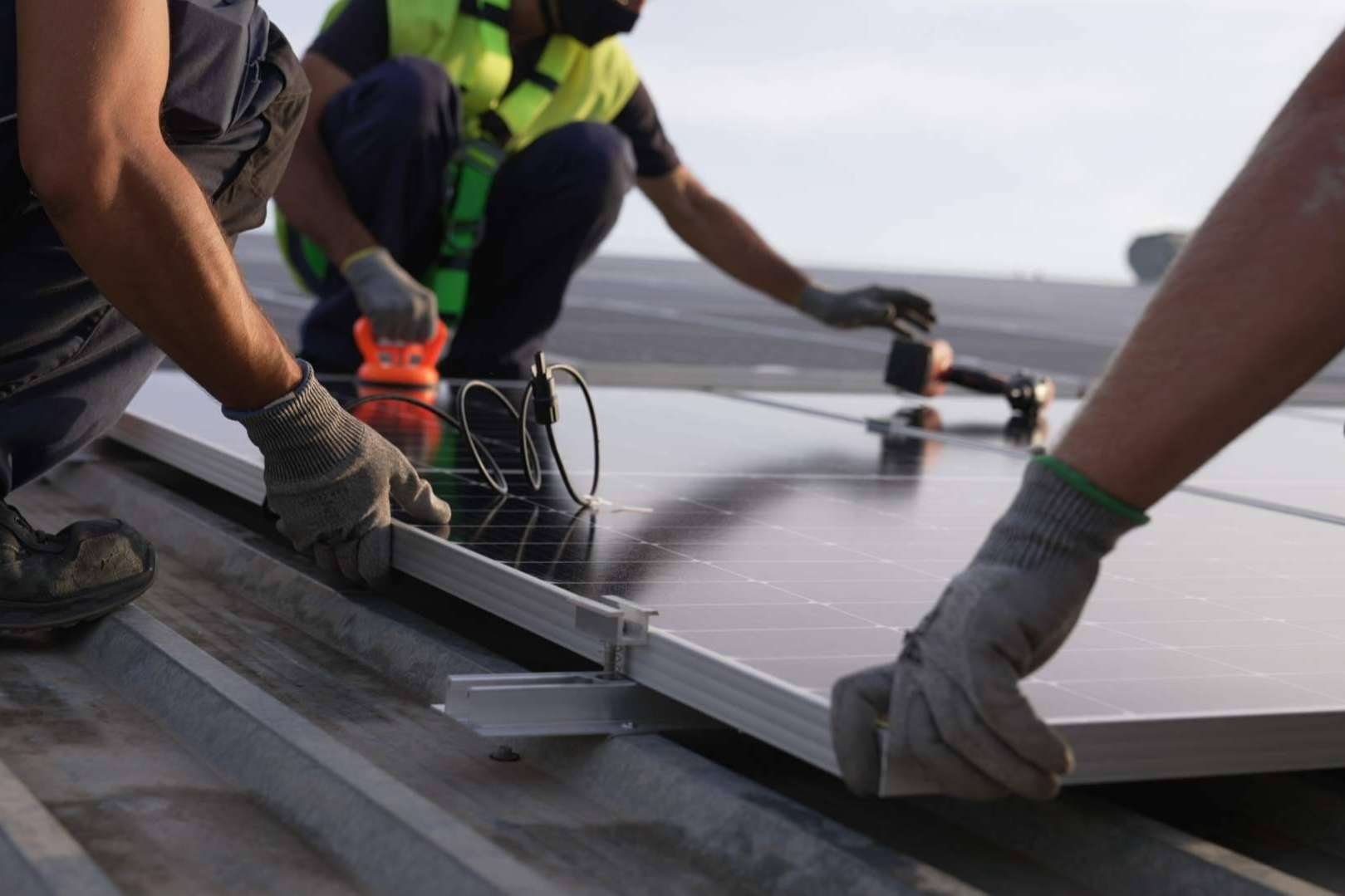 Subvenciones para placas solares, aerotermia y puntos de recarga en Murcia y Alicante, de la mano de Ingeniería Aplicada