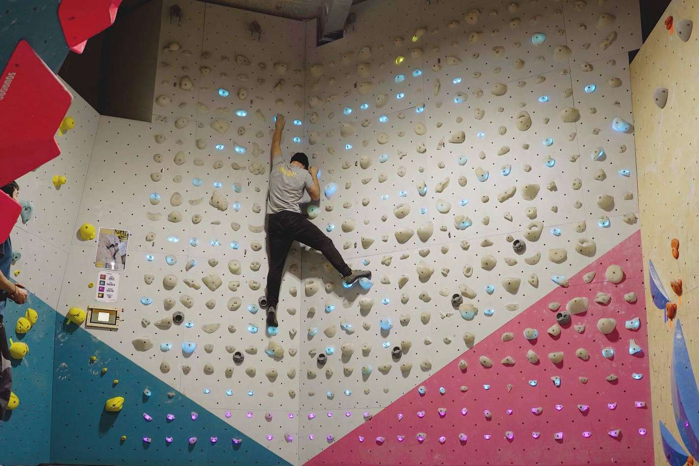 Shiny Wall se ocupa de montar paredes interactivas en rocódromos en España