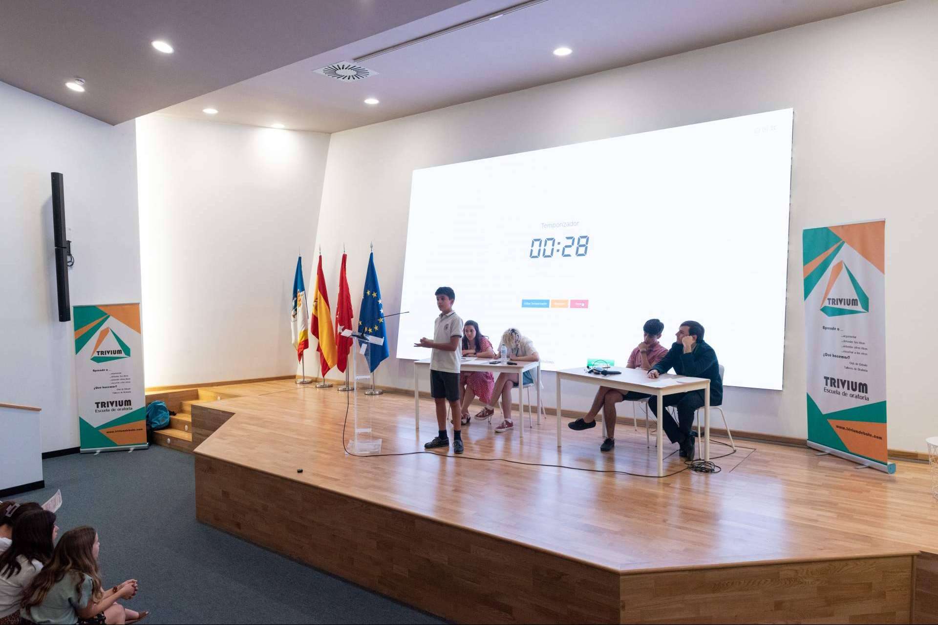 ¿Por qué es relevante que los centros educativos y las concejalías de juventud ofrezcan un club de debate a los más jóvenes?