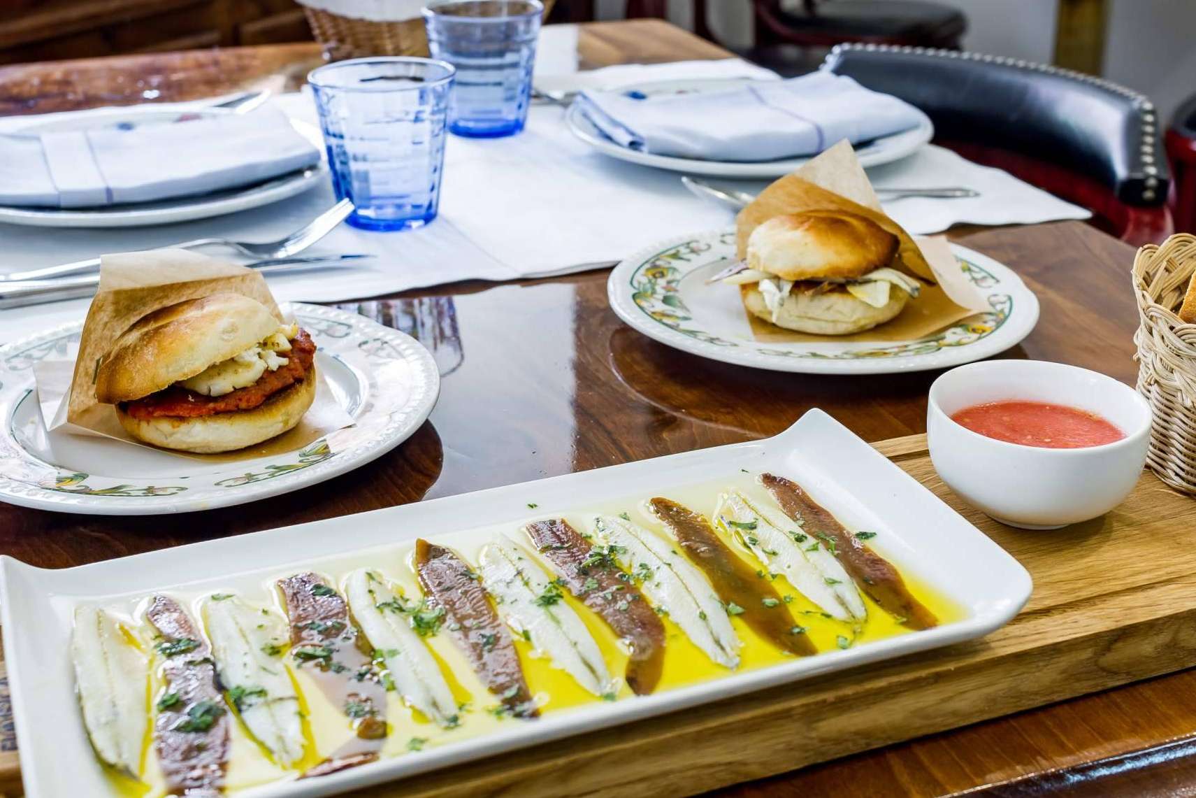 Tasca La Farmacia, un restaurante en Madrid especializado en tapas y raciones, famoso por sus deliciosos torreznos, bacalao y guisos caseros