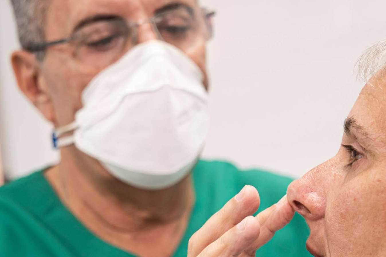 Dr. Julián Castillo corrige los defectos de la nariz con una rinoplastia