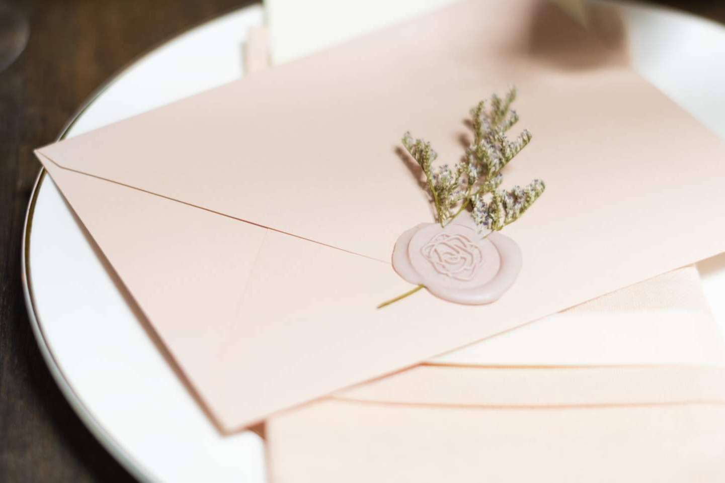 Subasta en eactivos.com de material escolar, mobiliario, maquinaria y diseños de estampación y encuadernación de la reconocida marca Busquets