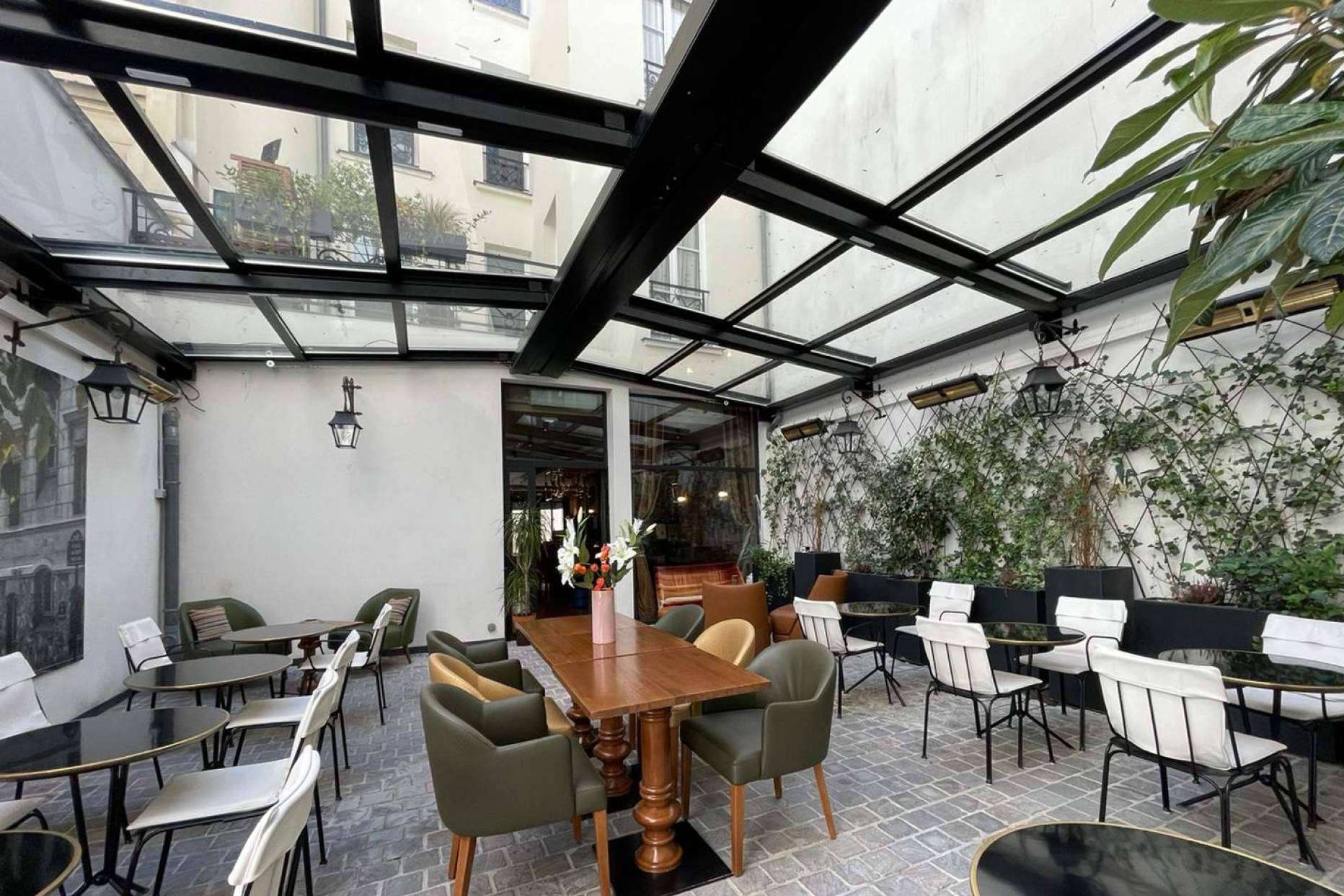 Airclos ofrece servicio de instalación de techos para patios interiores