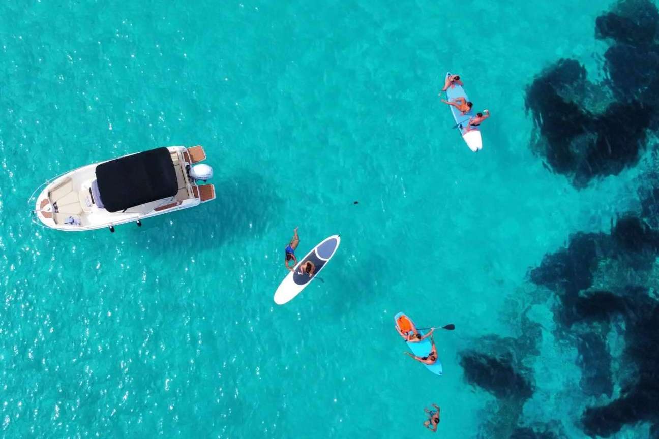 Visitar Menorca en barco con Nautic Charter es una experiencia terapéutica