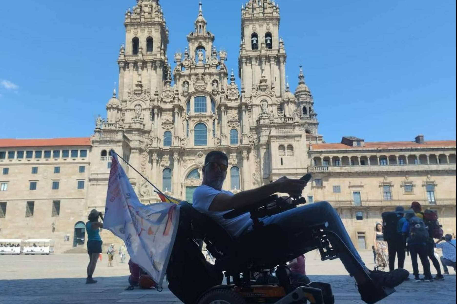 La Fundación Disgrup reivindica el cumplimiento de los derechos de las personas con discapacidad en España con su llegada al final del Camino de Santiago en sillas de ruedas