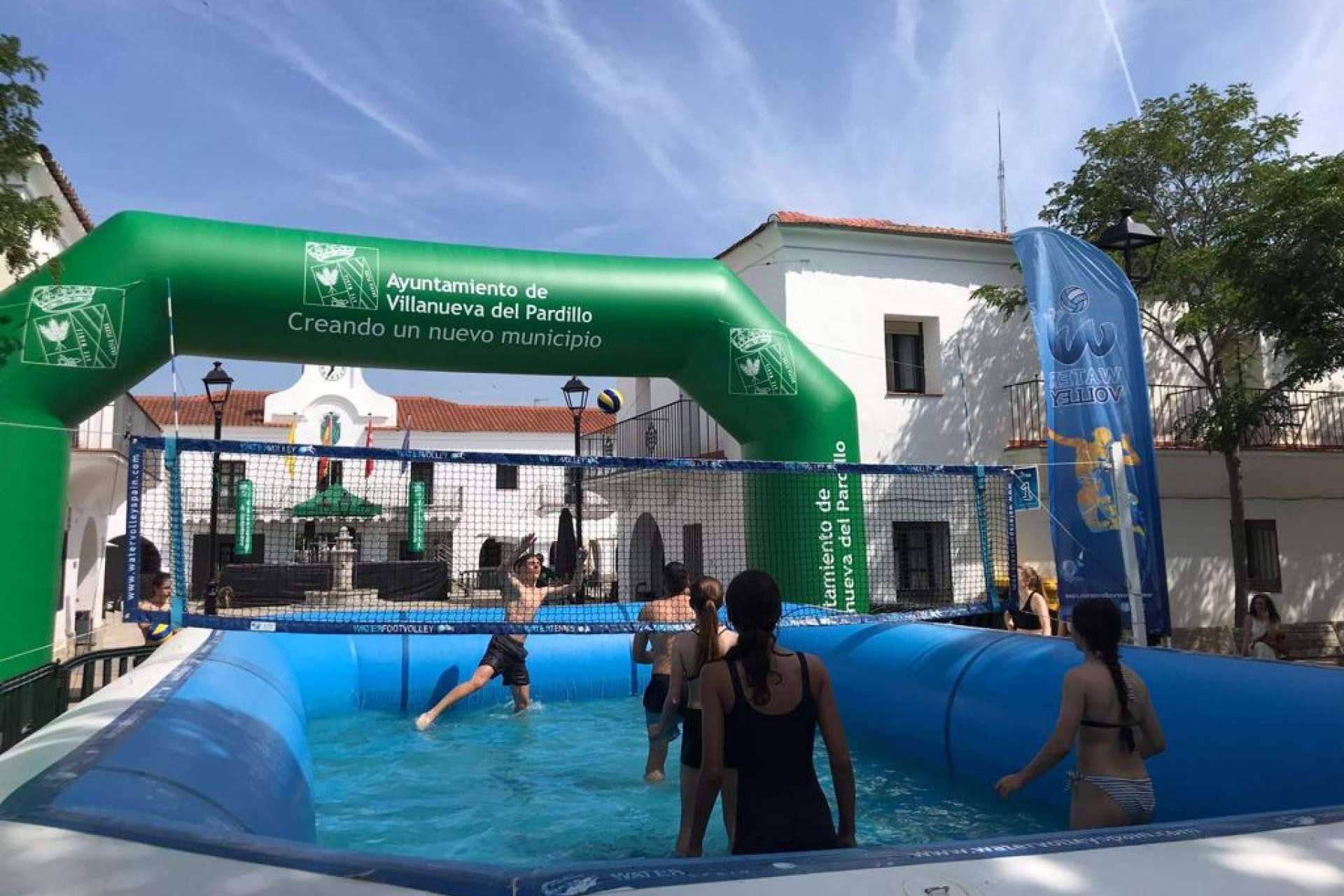El I Torneo WaterVolley Villanueva del Pardillo presenta la versión más divertida y refrescante del voleibol con un gran éxito