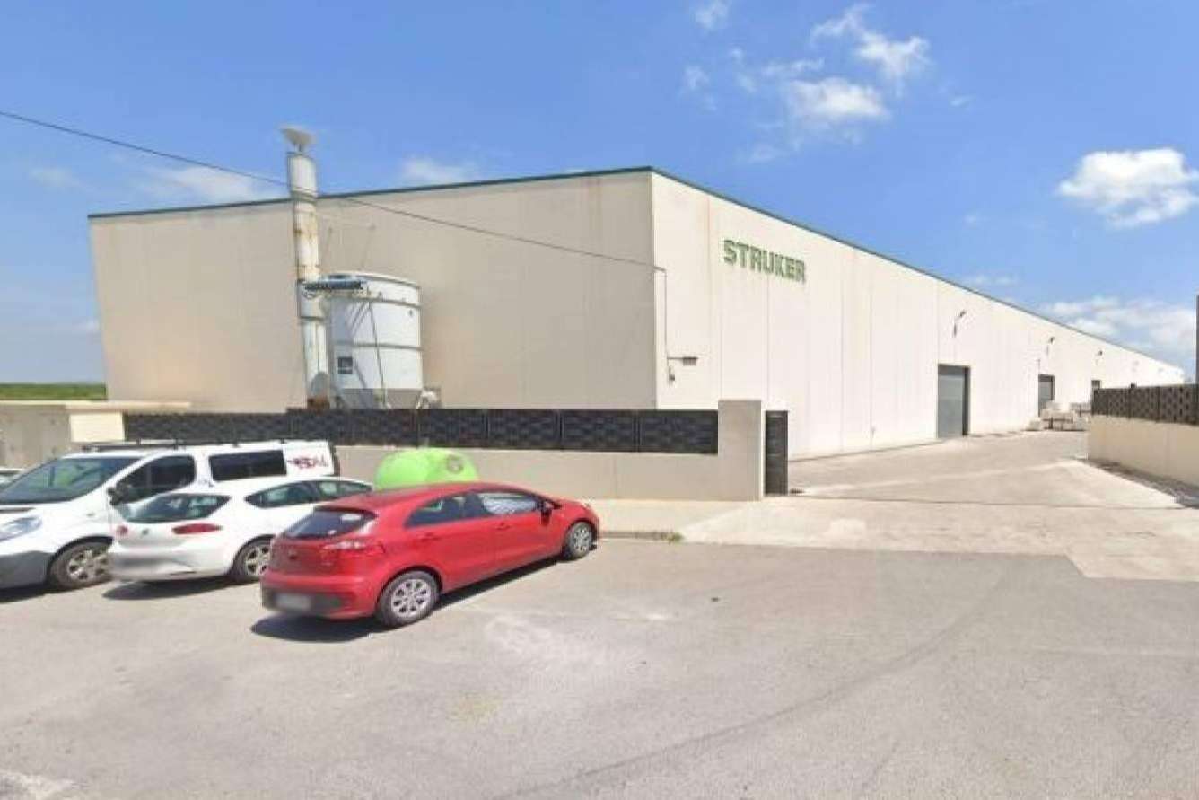 Se subastan en Onda un edificio de oficinas y una nave industrial