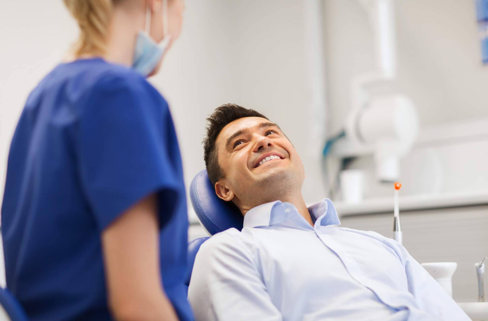 Lucir una sonrisa deslumbrante este verano es posible de la mano de la clínica dental Agudo Rosa