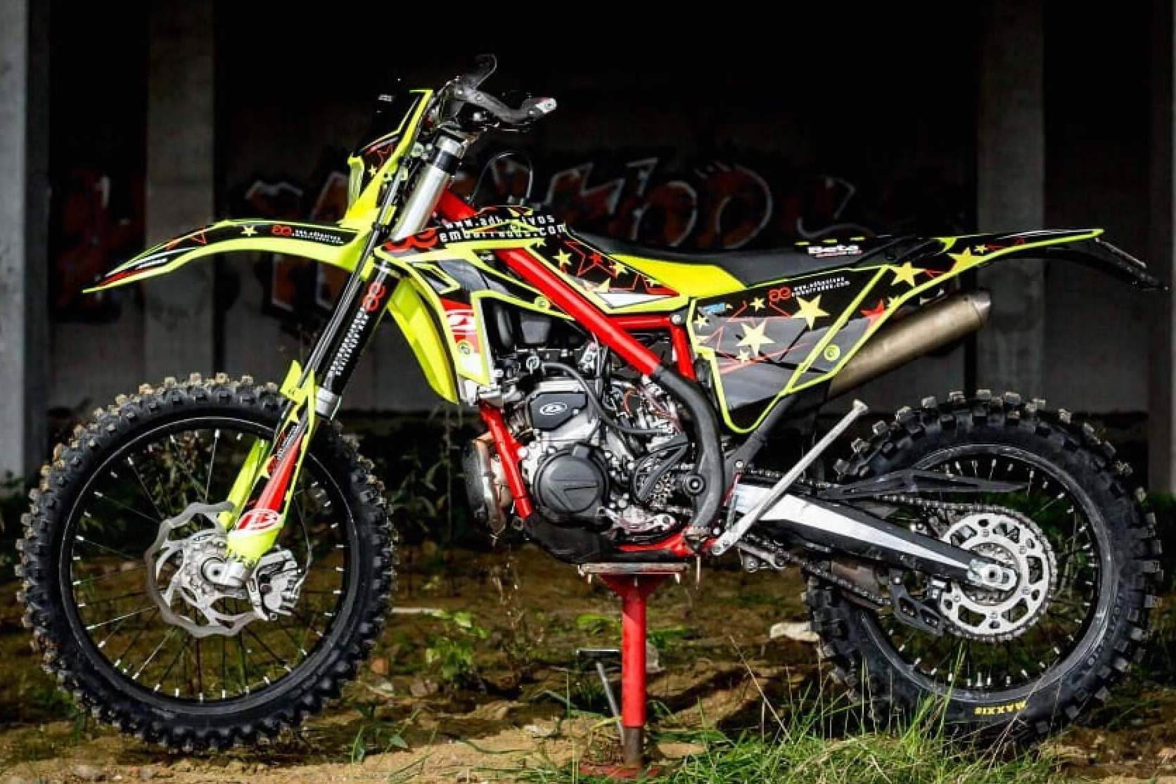 Las ventajas de las pegatinas para moto que ofrece ADHESIVOSEMABRRADOS