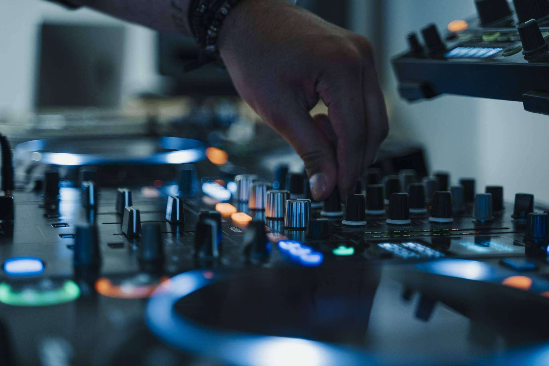 EUMES ofrece formación DJ en Girona para alcanzar el estrellato musical