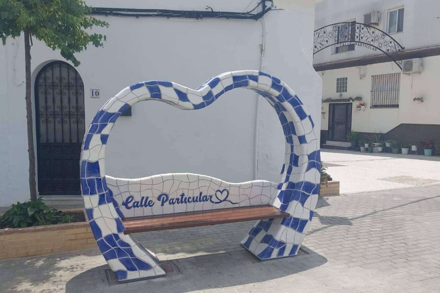 Con sus bancos temáticos modelo Corazón, MobuArteX ha llegado a las playas de Barbate