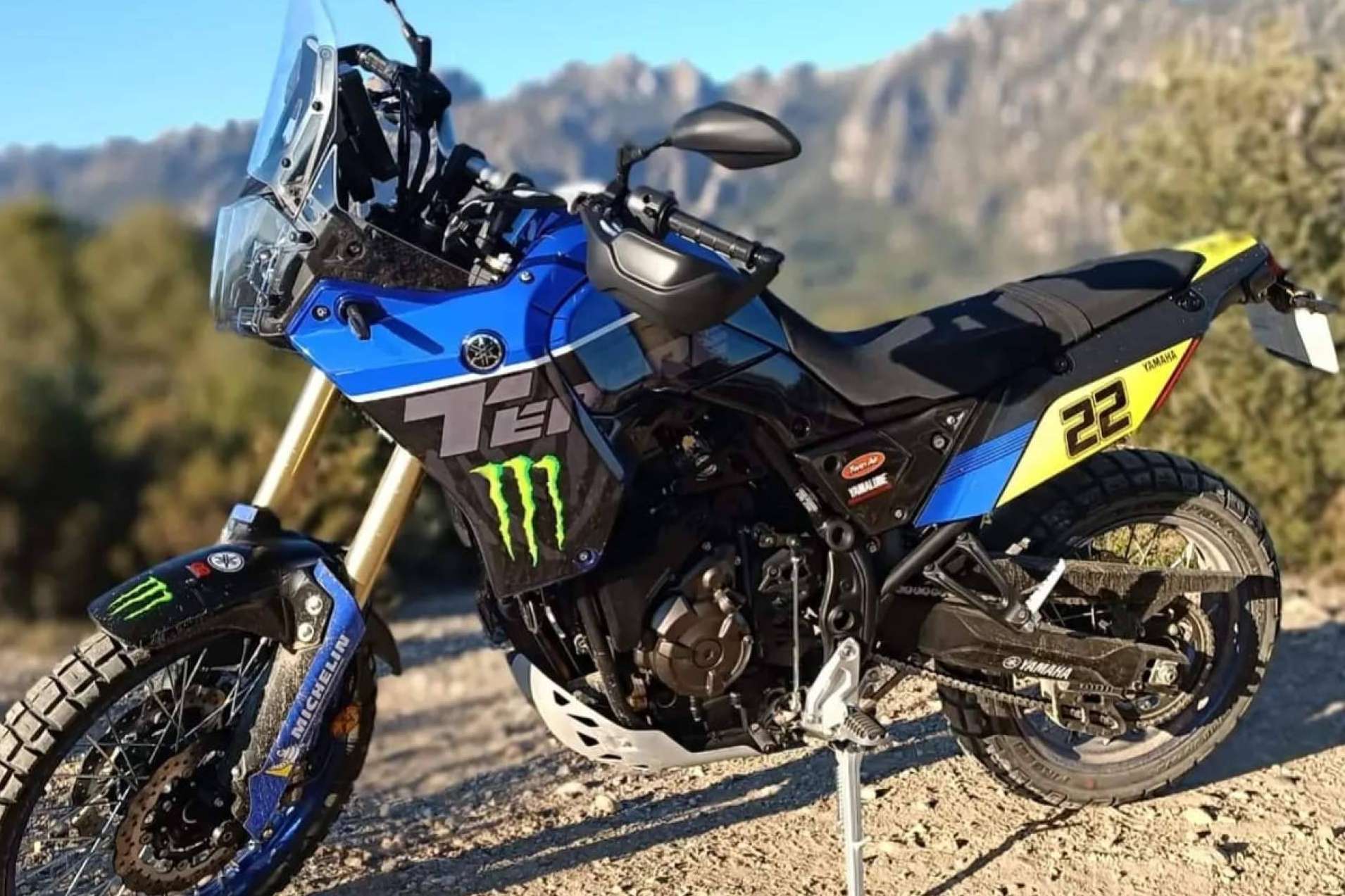 Potenciar la estética y proteger la moto con las pegatinas de ADHESIVOSEMBARRADOS