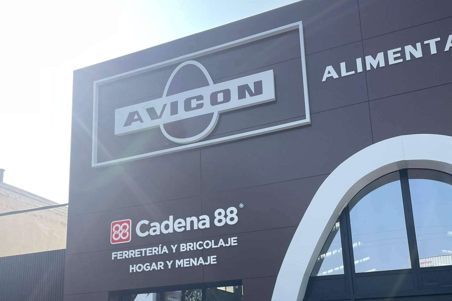 Nueva tienda y almacén de Cooperativa AVICON en Albacete; expertos en alimentación animal