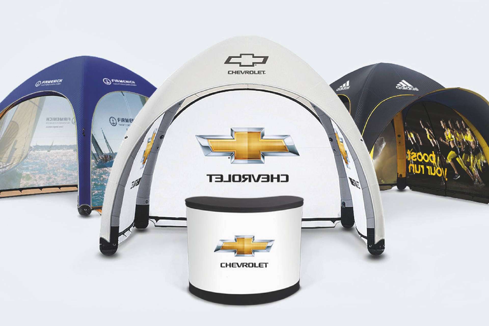 ¿En qué consisten los hinchables en Olika Stands con acabados premium?