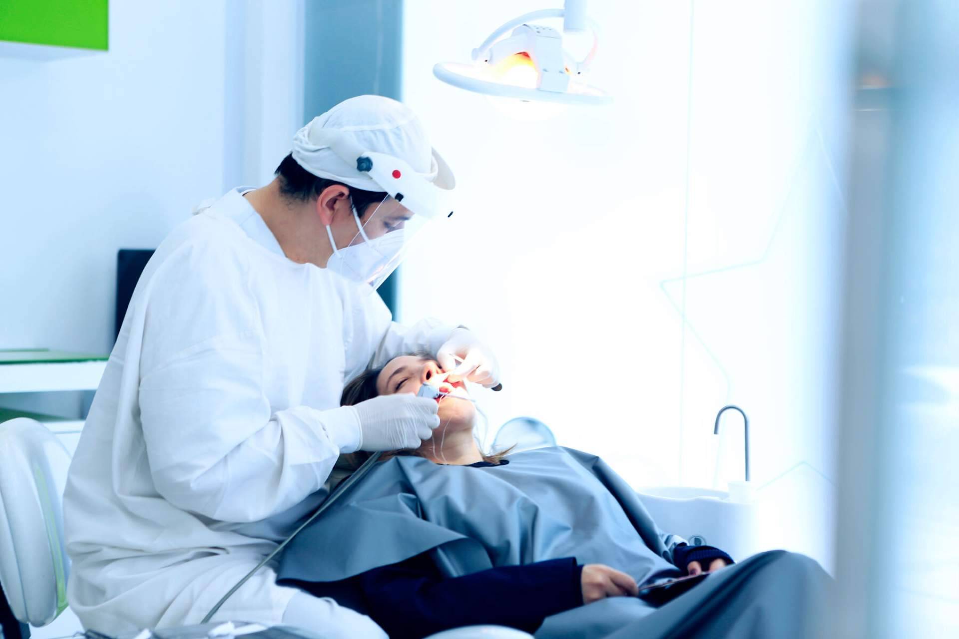 Odontología de Marlon Becerra se especializa en el diseño de sonrisas en Bogotá